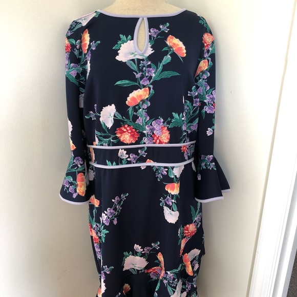 NY&CO Floral Shift Dress with Flared Sleeves - Picture 2 of 3